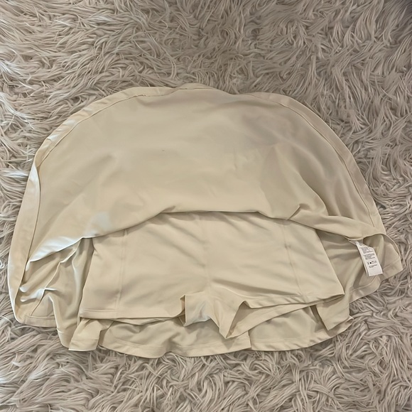 White/cream skort (skirt with built in shorts and pockets) - Picture 2 of 2